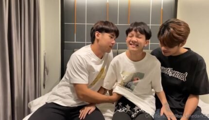 กาดกลับมาเจอน้องแบ็คอีกครั้งแต่มีเซอร์ไพรส์มีคนมาแจมเป็น3someที่น่ารักประกบหน้าหลัง ขณะที่ควยเราเย็ดตูดเขาก็โดนอีกคนเย็ดตูดเราไปพร้อมๆกัน มันแค่ไหนต้องลองครับแตกใส่หน้า