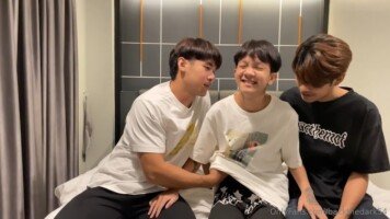 กาดกลับมาเจอน้องแบ็คอีกครั้งแต่มีเซอร์ไพรส์มีคนมาแจมเป็น3someที่น่ารักประกบหน้าหลัง ขณะที่ควยเราเย็ดตูดเขาก็โดนอีกคนเย็ดตูดเราไปพร้อมๆกัน มันแค่ไหนต้องลองครับแตกใส่หน้า