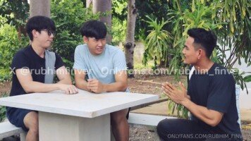เมื่อชายเร่ร่อนมาขอข้าวจากคู่รักเกย์ คนหนึ่งไม่พอใจแต่อีกคนเต็มใจ เขาจะได้กินข้าวหรือกินอย่างอื่น จะอร่อยแค่ไหนตามมาดูครับ แต่ที่รู้พวกเขาเงี่ยนมาก